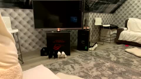 Snapshot of s_______________ chatting on 03.11.25 Laura online show from 03.11.25