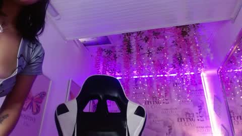 Snapshot of saara_martin chatting on 04.23.26 1 online show from 04.23.26