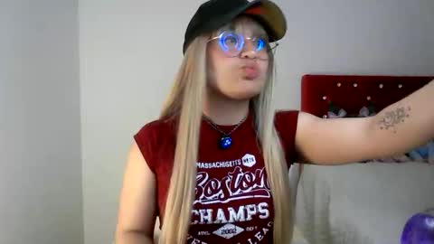 Snapshot of sakura_goldie chatting on 11.18.25 Saku online show from 11.18.25