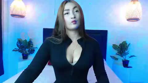 Snapshot of salome__lopez_ chatting on 01.22.25 SALOME online show from 01.22.25