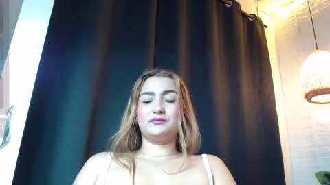 Snapshot of salome__lopez_ chatting on 09.25.25 SALOME online show from 09.25.25