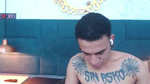 Snapshot of salome_daniel chatting on 10.17.25 salome_daniel online show from 10.17.25