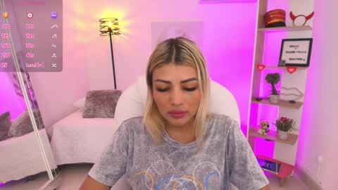 Snapshot of saloomee__ chatting on 01.25.25 SALOME online show from 01.25.25