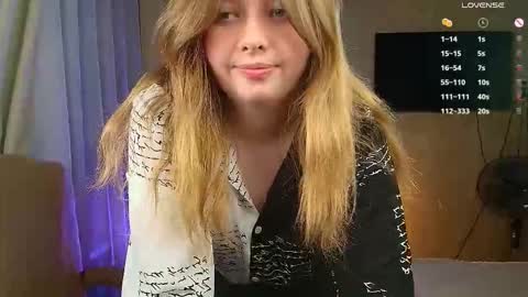 Snapshot of salut_love chatting on 10.17.25 Ruby online show from 10.17.25