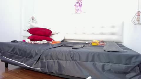 Snapshot of samanta_joness chatting on 12.19.24 Sofia online show from 12.19.24