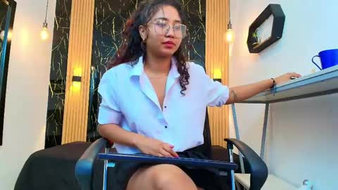 Snapshot of samantha_fox8 chatting on 04.18.26 online show from 04.18.26