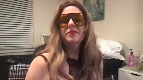 Snapshot of samanthavale chatting on 12.14.25 Samantha Vale online show from 12.14.25