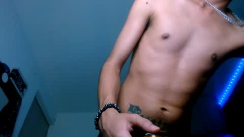 Snapshot of samuel_suarez chatting on 02.01.25 online show from 02.01.25