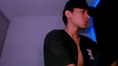 Snapshot of samuel_suarez chatting on 02.19.25 online show from 02.19.25