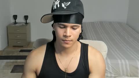 Snapshot of sant_wahlberg chatting on 05.12.26 Sant online show from 05.12.26