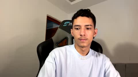 Snapshot of santi_twink19 chatting on 01.07.25 santi_twink19 online show from 01.07.25