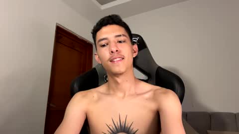 Snapshot of santi_twink19 chatting on 01.08.25 santi_twink19 online show from 01.08.25