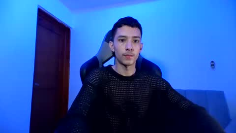 Snapshot of santi_twink19 chatting on 01.10.25 santi_twink19 online show from 01.10.25