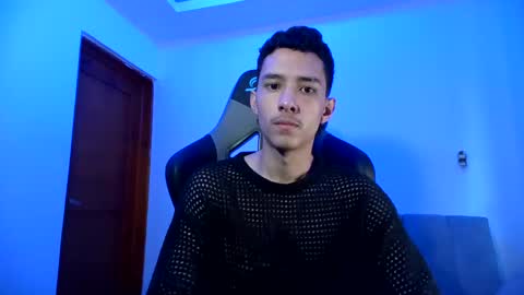 Snapshot of santi_twink19 chatting on 01.10.25 santi_twink19 online show from 01.10.25