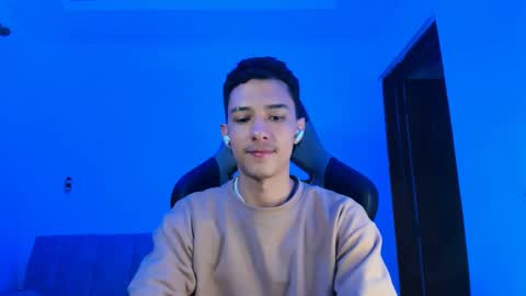 Snapshot of santi_twink19 chatting on 02.07.25 santi_twink19 online show from 02.07.25