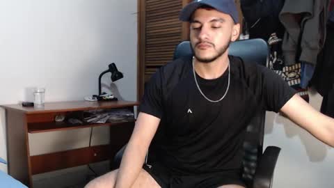 Snapshot of santiexxx chatting on 10.18.25 santiexxx online show from 10.18.25