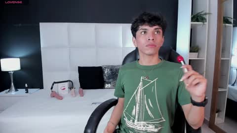 Snapshot of santy_carrington chatting on 12.06.24 Santiago Carrington online show from 12.06.24