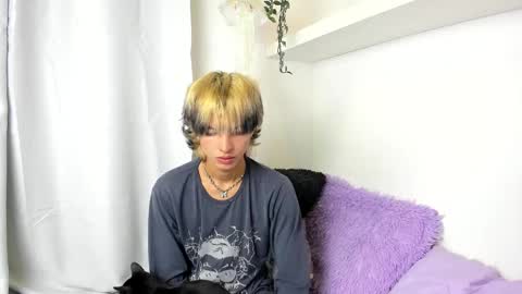 Snapshot of santy_kitty chatting on 12.04.24 kitty online show from 12.04.24