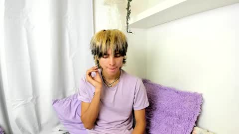 Snapshot of santy_kitty chatting on 12.17.24 kitty online show from 12.17.24