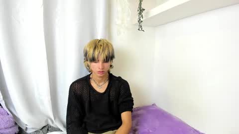 Snapshot of santy_kitty chatting on 12.20.24 kitty online show from 12.20.24