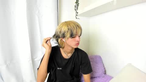 Snapshot of santy_kitty chatting on 12.22.24 kitty online show from 12.22.24