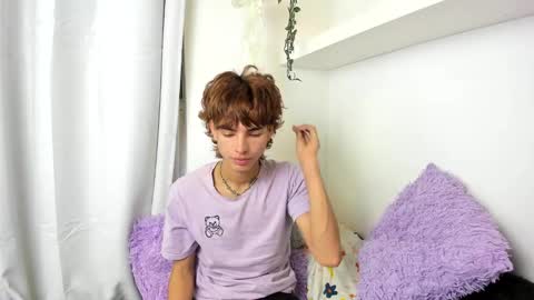 Snapshot of santy_kitty chatting on 01.05.25 kitty online show from 01.05.25