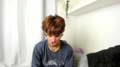 Snapshot of santy_kitty chatting on 01.06.25 kitty online show from 01.06.25