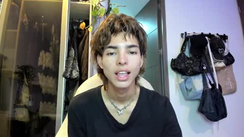 Snapshot of santy_kitty chatting on 01.26.25 kitty online show from 01.26.25