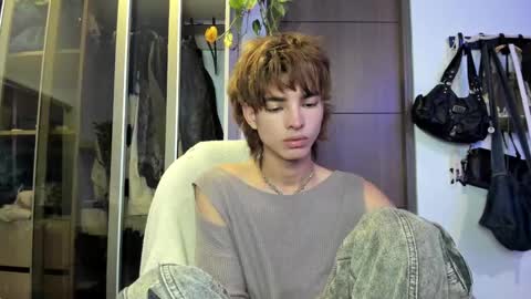 Snapshot of santy_kitty chatting on 01.28.25 kitty online show from 01.28.25