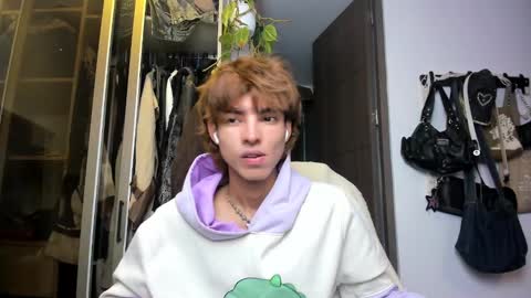 Snapshot of santy_kitty chatting on 02.04.25 kitty online show from 02.04.25