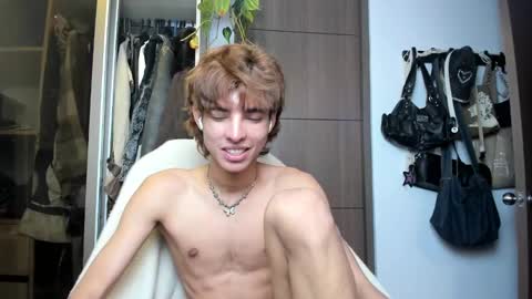 Snapshot of santy_kitty chatting on 02.04.25 kitty online show from 02.04.25