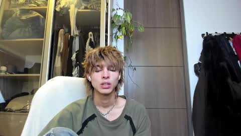 Snapshot of santy_kitty chatting on 02.19.25 kitty online show from 02.19.25