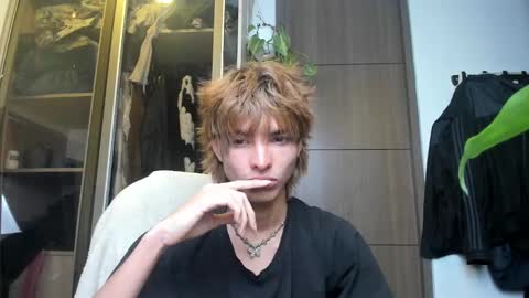 Snapshot of santy_kitty chatting on 02.22.25 kitty online show from 02.22.25