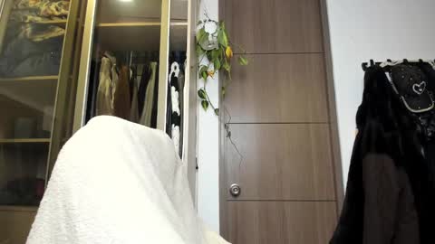 Snapshot of santy_kitty chatting on 03.02.25 kitty online show from 03.02.25