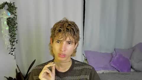 Snapshot of santy_kitty chatting on 09.29.25 kitty online show from 09.29.25