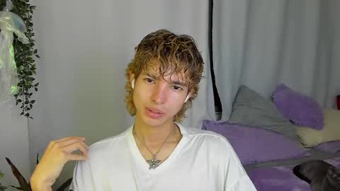 Snapshot of santy_kitty chatting on 10.04.25 kitty online show from 10.04.25