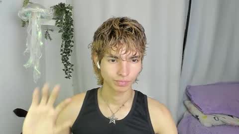 Snapshot of santy_kitty chatting on 10.12.25 kitty online show from 10.12.25