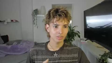 Snapshot of santy_kitty chatting on 10.30.25 kitty online show from 10.30.25