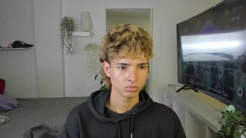 Snapshot of santy_kitty chatting on 11.06.25 kitty online show from 11.06.25