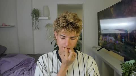 Snapshot of santy_kitty chatting on 11.08.25 kitty online show from 11.08.25