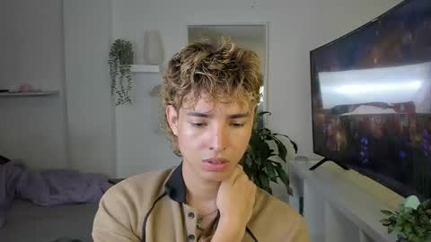 Snapshot of santy_kitty chatting on 11.09.25 kitty online show from 11.09.25