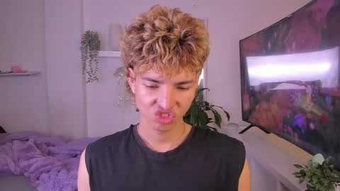 Snapshot of santy_kitty chatting on 11.10.25 kitty online show from 11.10.25