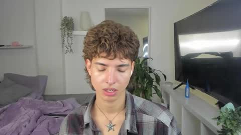 Snapshot of santy_kitty chatting on 11.11.25 kitty online show from 11.11.25