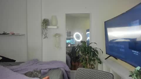 Snapshot of santy_kitty chatting on 11.19.25 kitty online show from 11.19.25