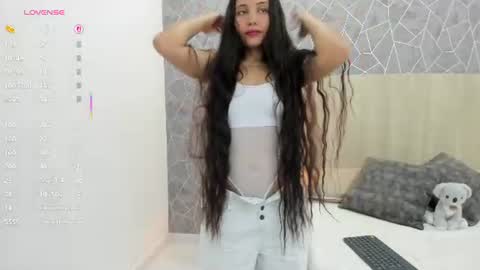 Snapshot of sara_melo chatting on 06.11.26 Sara online show from 06.11.26