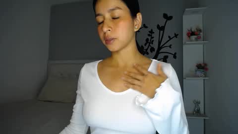 Snapshot of sara_tris chatting on 09.19.25 Sara online show from 09.19.25