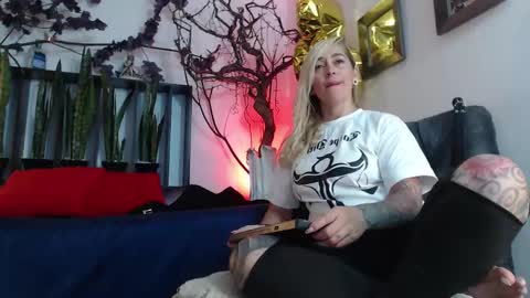 Snapshot of sara_valkyria chatting on 10.20.25 Sara Valkyria online show from 10.20.25