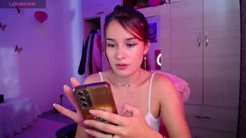 Snapshot of sara_wish_ chatting on 12.04.24 Bri online show from 12.04.24