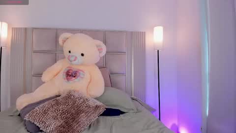 Snapshot of saraa_milleer chatting on 04.22.26 Sara Miller online show from 04.22.26