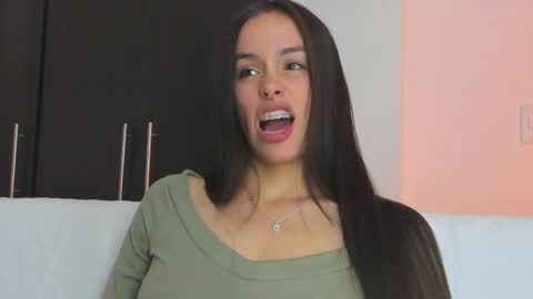 Snapshot of saraarchbould chatting on 11.19.25 Sara online show from 11.19.25